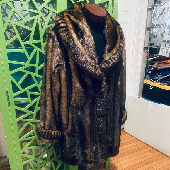 Dennis Basso Luxury Striped Oversized Collar 3/4 Length Faux Fur Coat - Picture 4 of 7